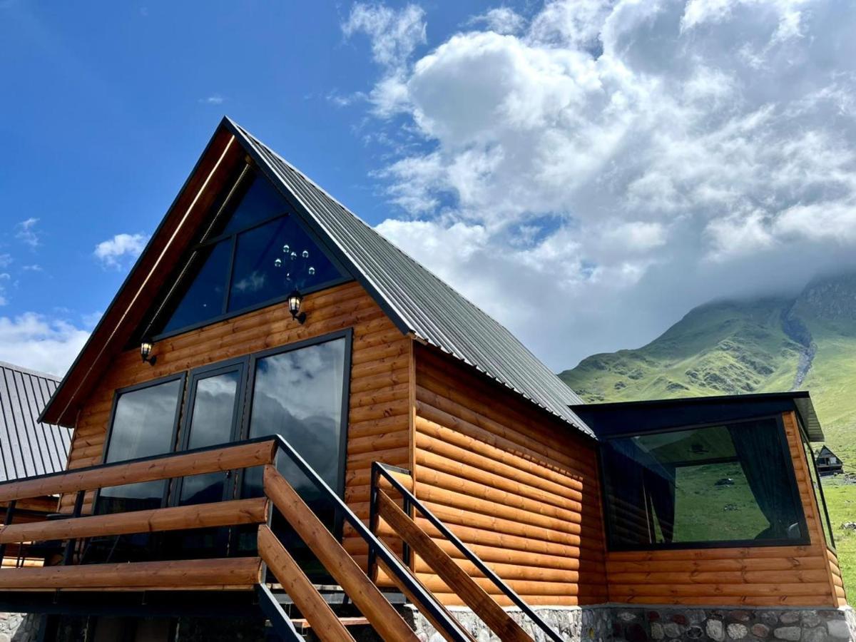 Kazbegi Inn Cottages Dağ evi *