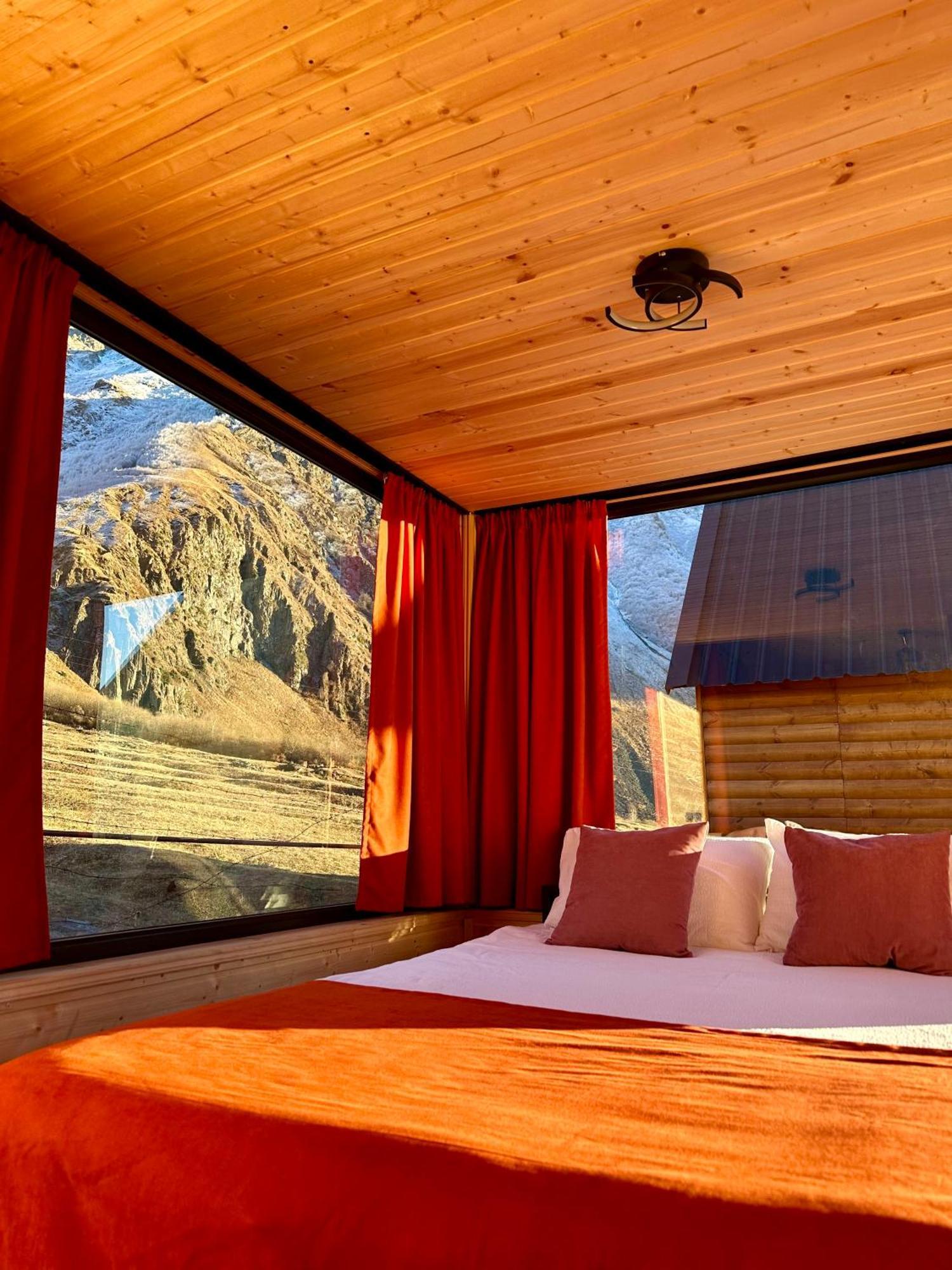 Kazbegi Inn Cottages Dağ evi Kazbegi