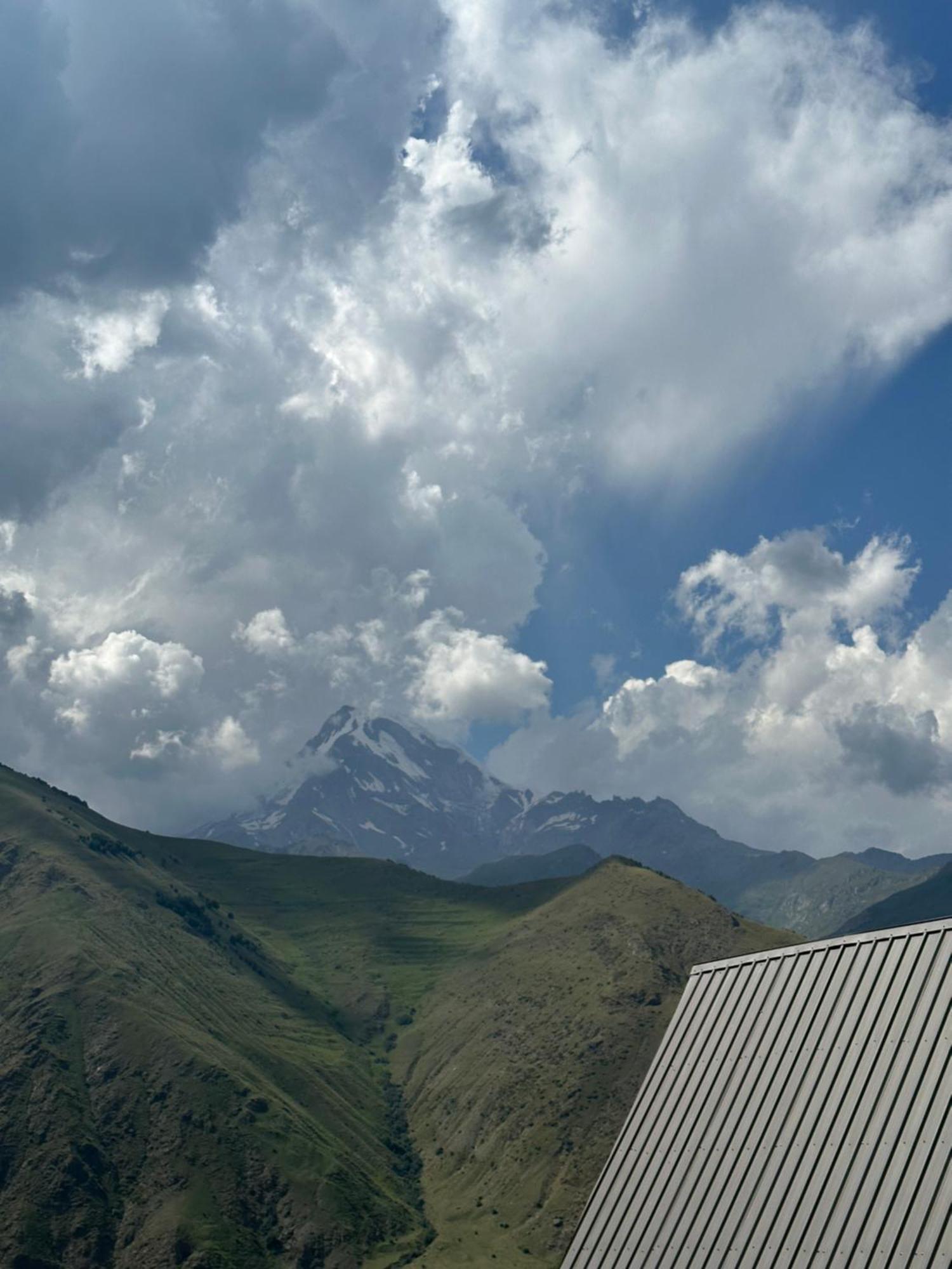 Kazbegi Inn Cottages Dağ evi