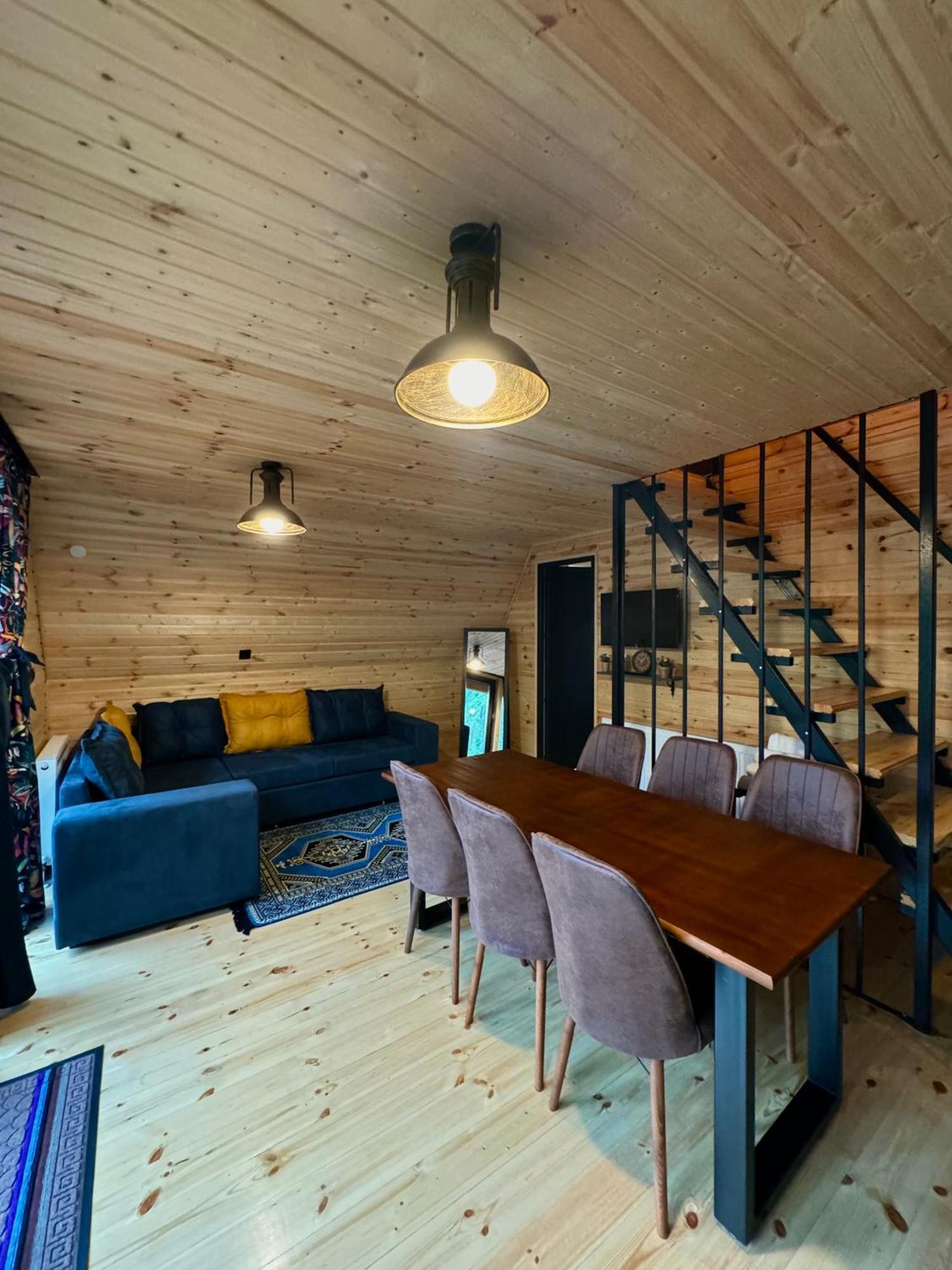 Kazbegi Inn Cottages Dağ evi