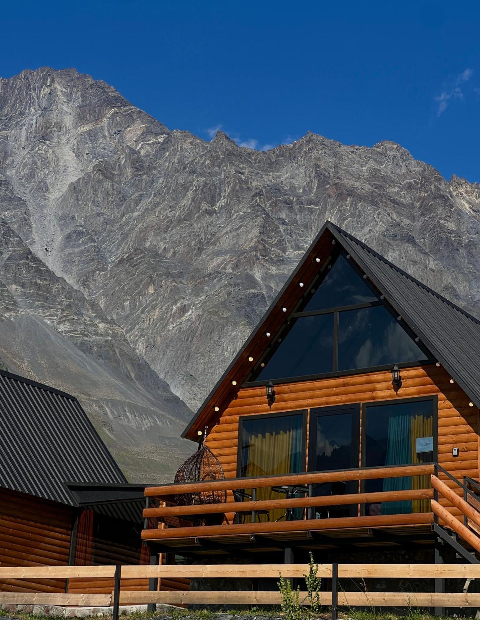 Kazbegi Inn Cottages Dağ evi *