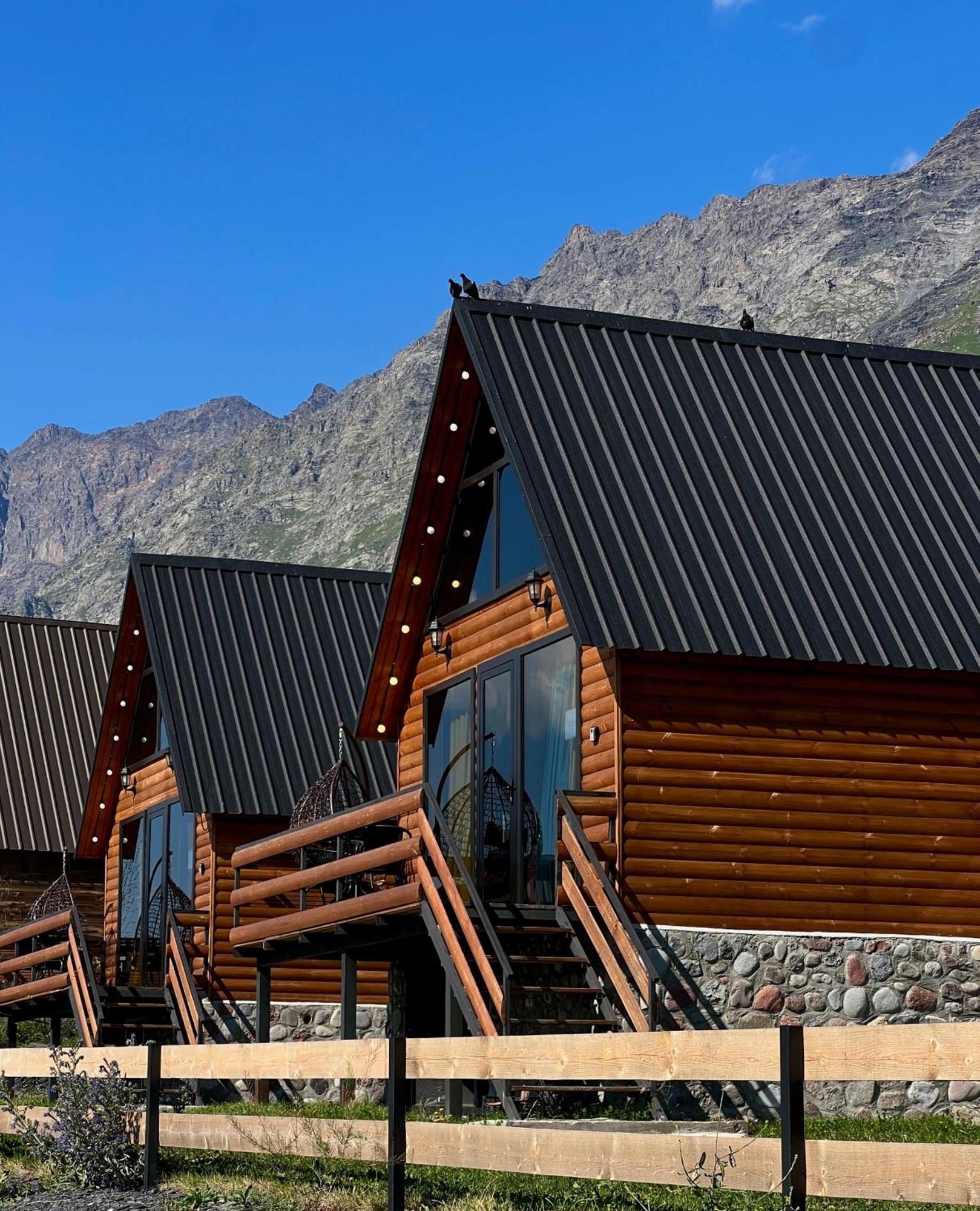 Kazbegi Inn Cottages Dağ evi Kazbegi
