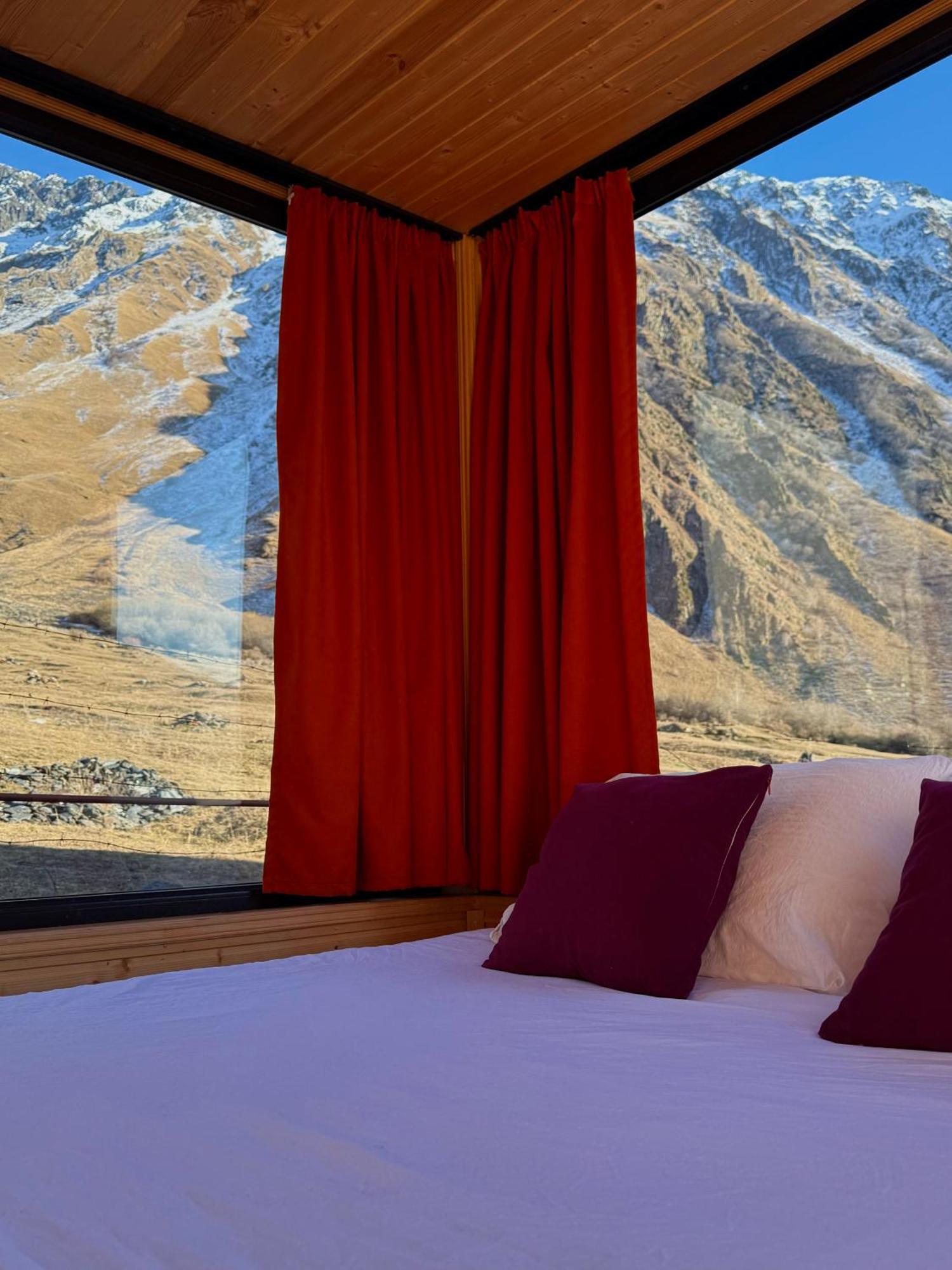 Kazbegi Inn Cottages Dağ evi *