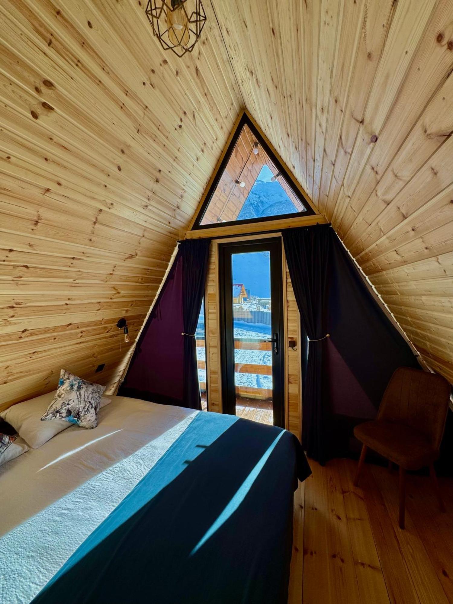 Kazbegi Inn Cottages Dağ evi *