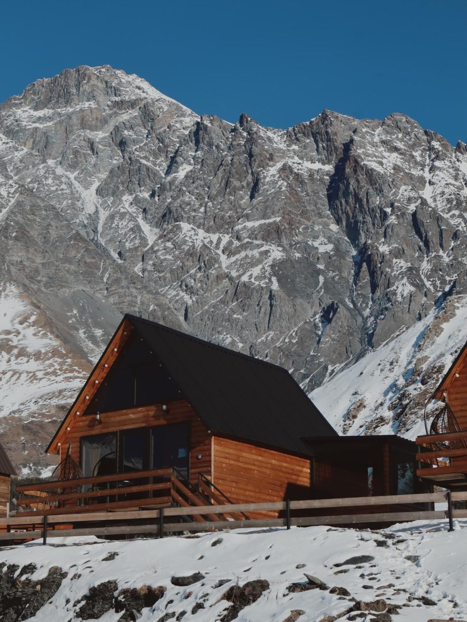 Kazbegi Inn Cottages Dağ evi Kazbegi